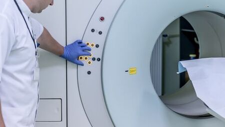 Доктор MRI аппаратын көзөмөлдөйт